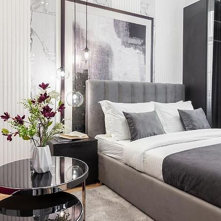 Lovely Apartment On Drahomanova Street Lviv Bagian luar foto