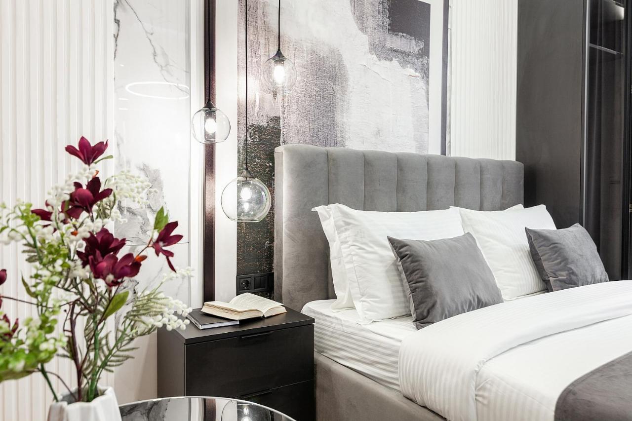 Lovely Apartment On Drahomanova Street Lviv Bagian luar foto