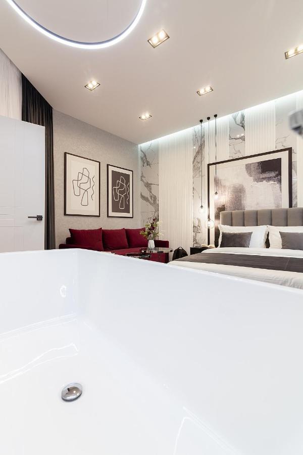 Lovely Apartment On Drahomanova Street Lviv Bagian luar foto
