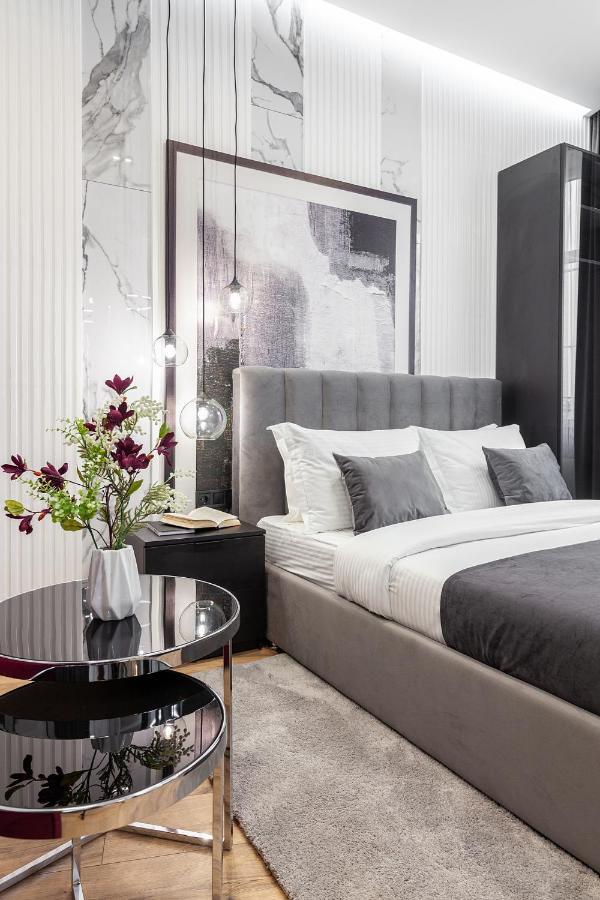 Lovely Apartment On Drahomanova Street Lviv Bagian luar foto
