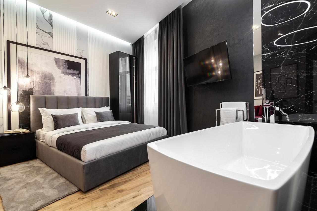 Lovely Apartment On Drahomanova Street Lviv Bagian luar foto