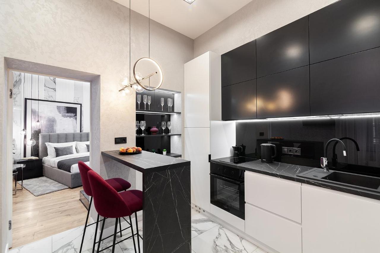 Lovely Apartment On Drahomanova Street Lviv Bagian luar foto