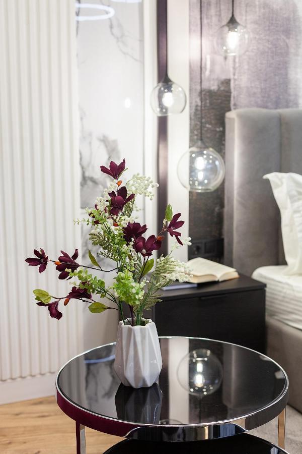 Lovely Apartment On Drahomanova Street Lviv Bagian luar foto