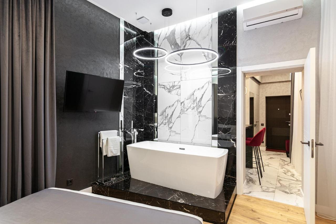Lovely Apartment On Drahomanova Street Lviv Bagian luar foto