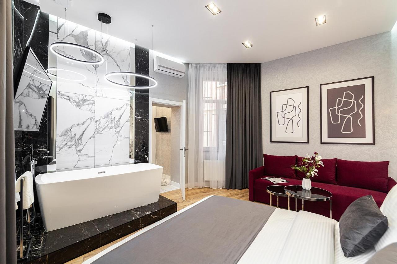 Lovely Apartment On Drahomanova Street Lviv Bagian luar foto