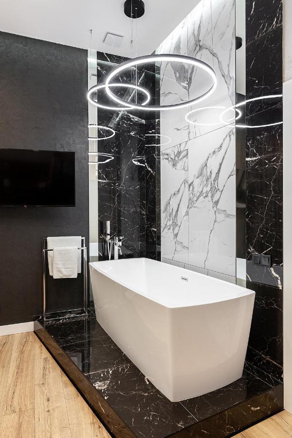 Lovely Apartment On Drahomanova Street Lviv Bagian luar foto