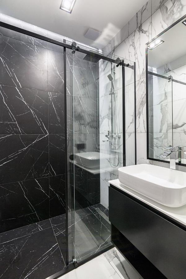 Lovely Apartment On Drahomanova Street Lviv Bagian luar foto