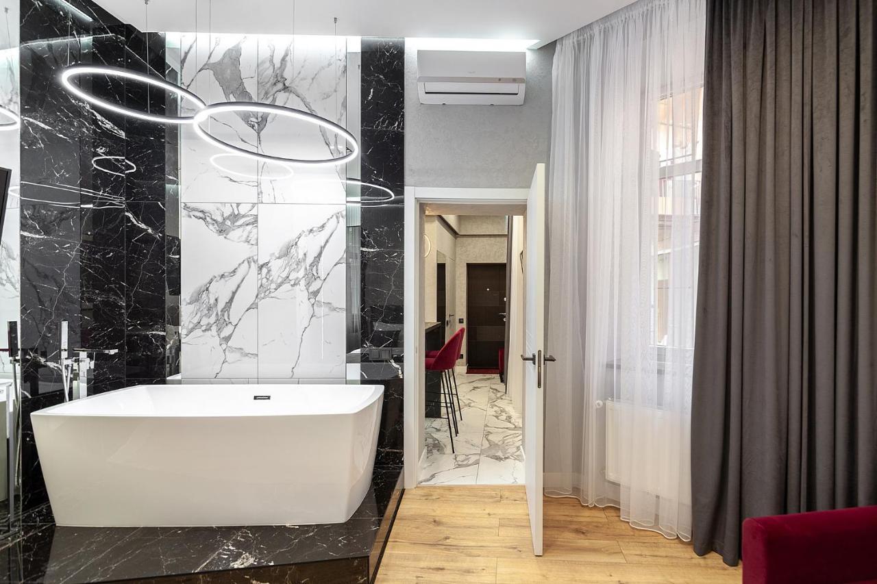 Lovely Apartment On Drahomanova Street Lviv Bagian luar foto