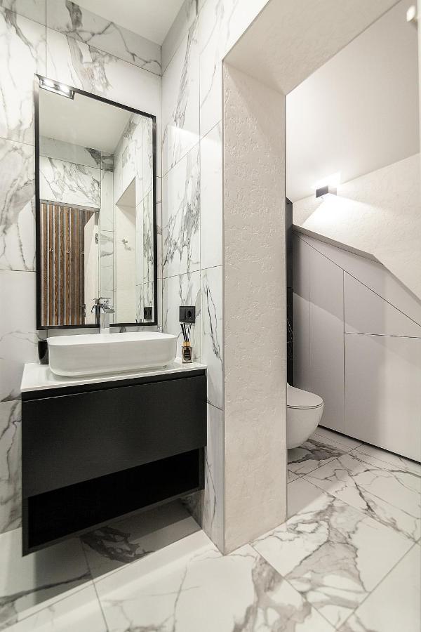 Lovely Apartment On Drahomanova Street Lviv Bagian luar foto