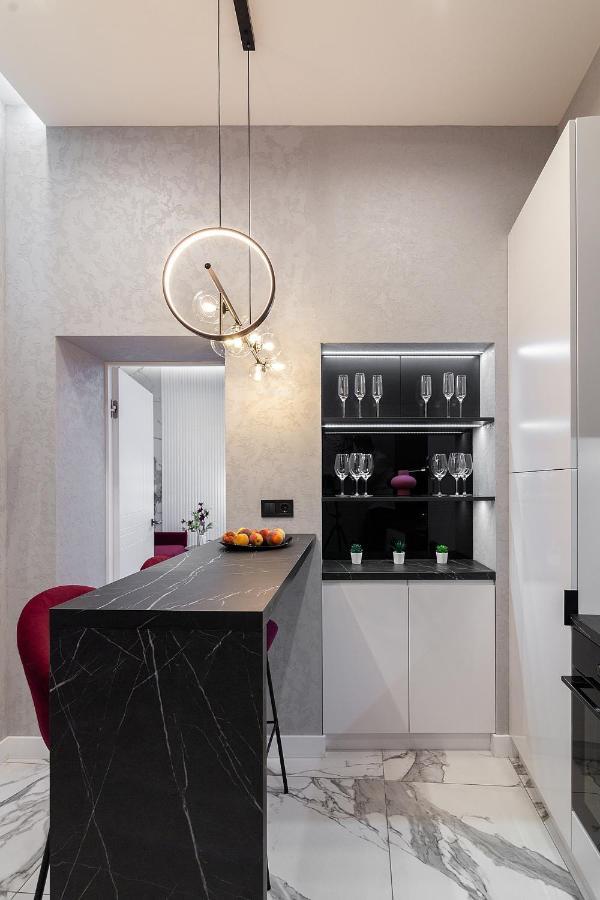 Lovely Apartment On Drahomanova Street Lviv Bagian luar foto